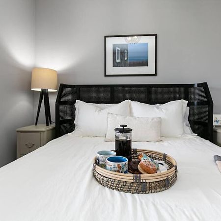 Lovely 2 Bedroom Suite Steps From The Beach Victoria Esterno foto