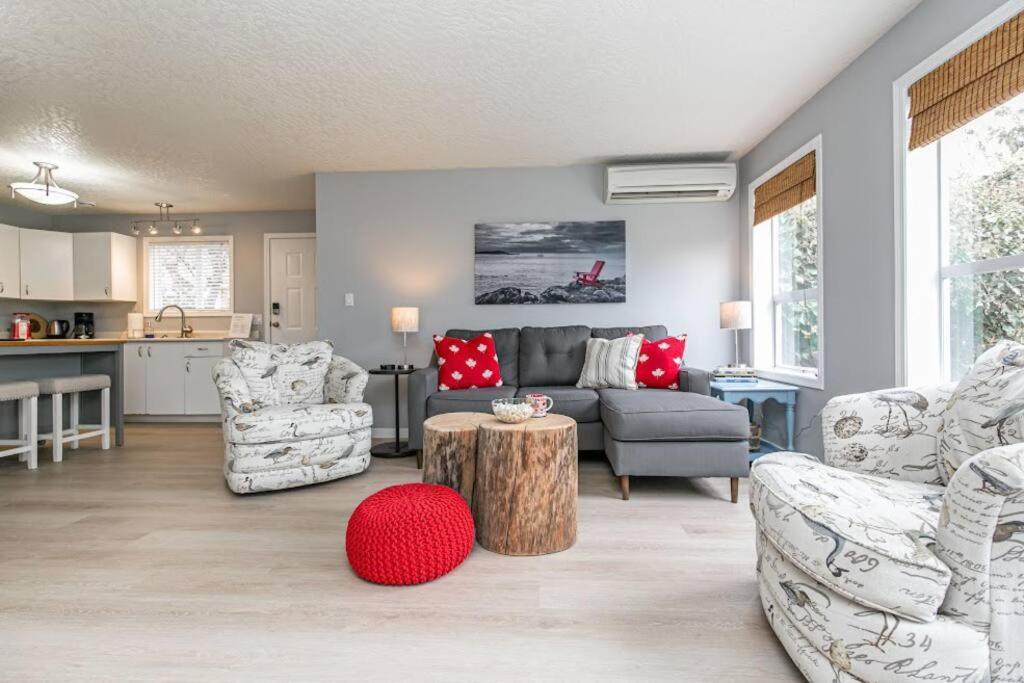 Lovely 2 Bedroom Suite Steps From The Beach Victoria Esterno foto