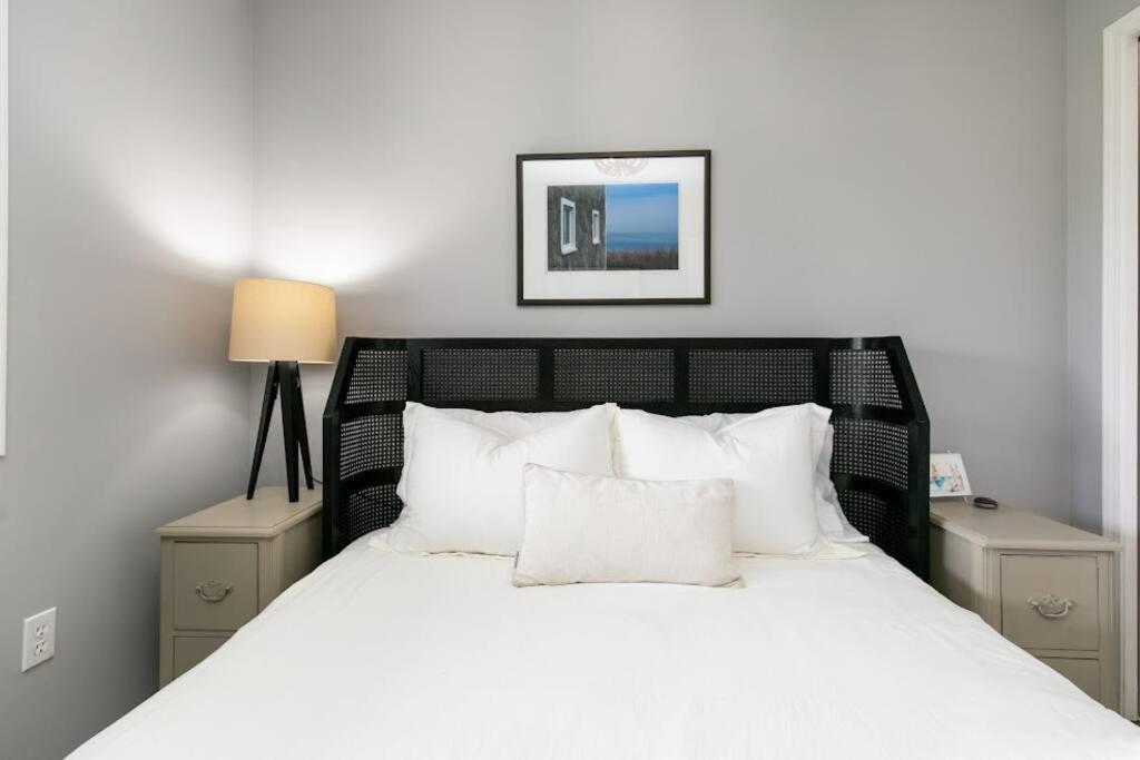 Lovely 2 Bedroom Suite Steps From The Beach Victoria Esterno foto