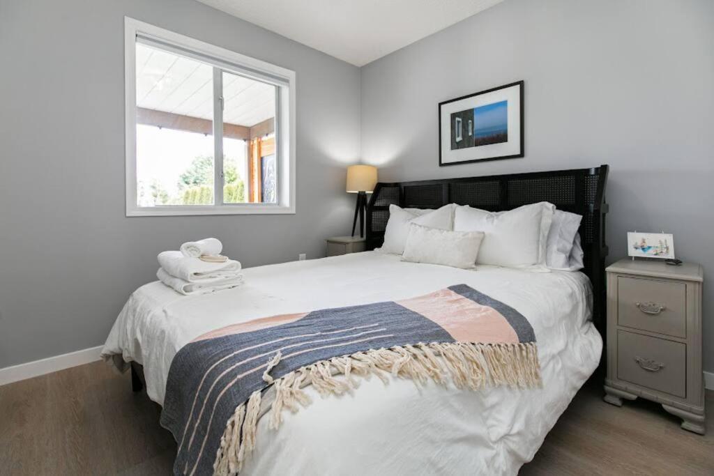 Lovely 2 Bedroom Suite Steps From The Beach Victoria Esterno foto