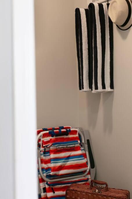 Lovely 2 Bedroom Suite Steps From The Beach Victoria Esterno foto