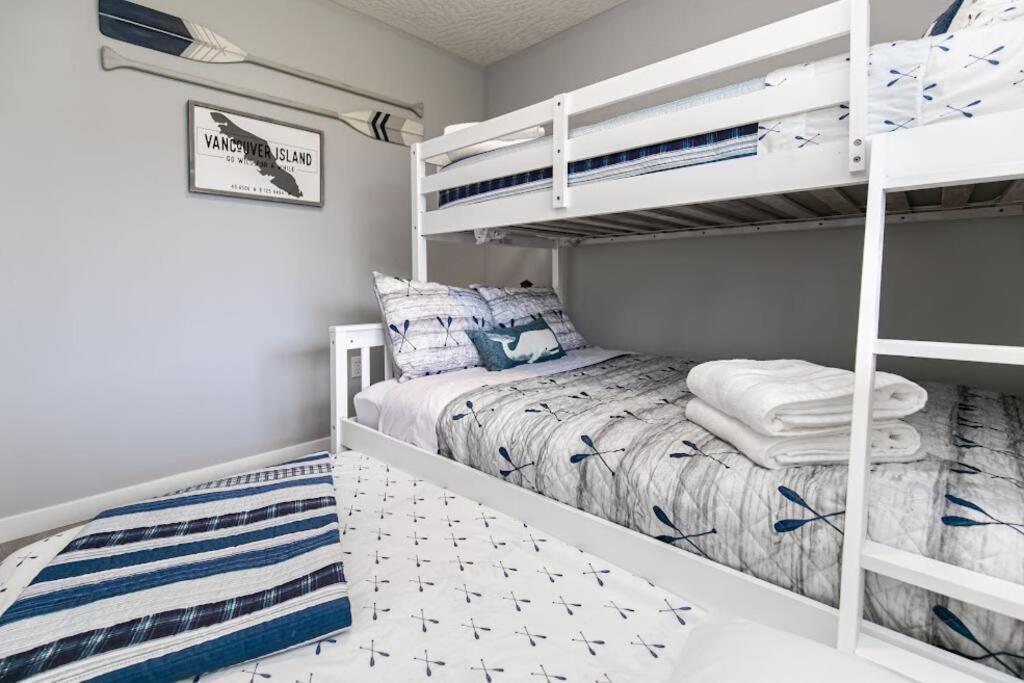 Lovely 2 Bedroom Suite Steps From The Beach Victoria Esterno foto
