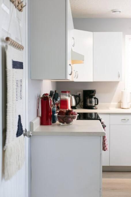 Lovely 2 Bedroom Suite Steps From The Beach Victoria Esterno foto