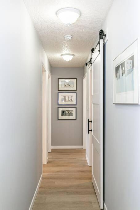 Lovely 2 Bedroom Suite Steps From The Beach Victoria Esterno foto