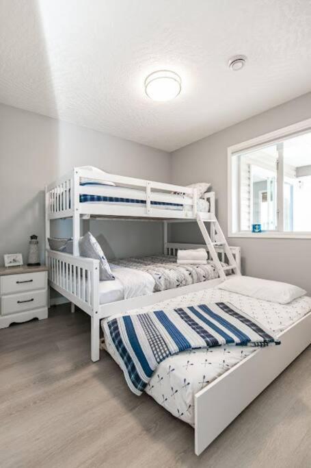 Lovely 2 Bedroom Suite Steps From The Beach Victoria Esterno foto