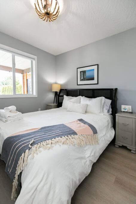Lovely 2 Bedroom Suite Steps From The Beach Victoria Esterno foto