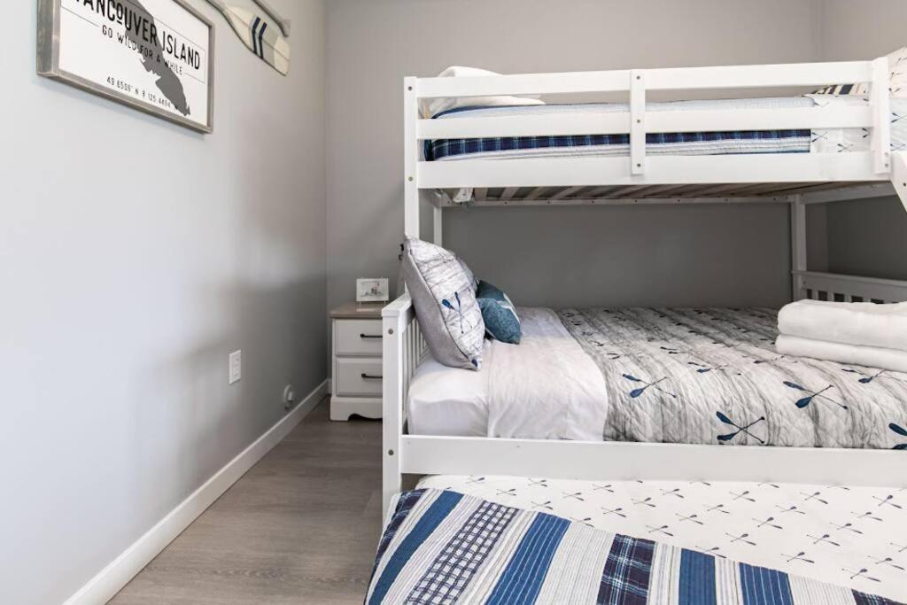 Lovely 2 Bedroom Suite Steps From The Beach Victoria Esterno foto
