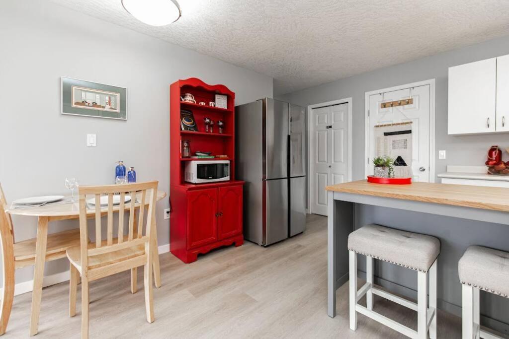 Lovely 2 Bedroom Suite Steps From The Beach Victoria Esterno foto