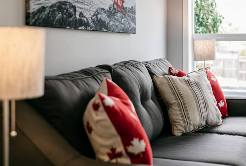 Lovely 2 Bedroom Suite Steps From The Beach Victoria Esterno foto