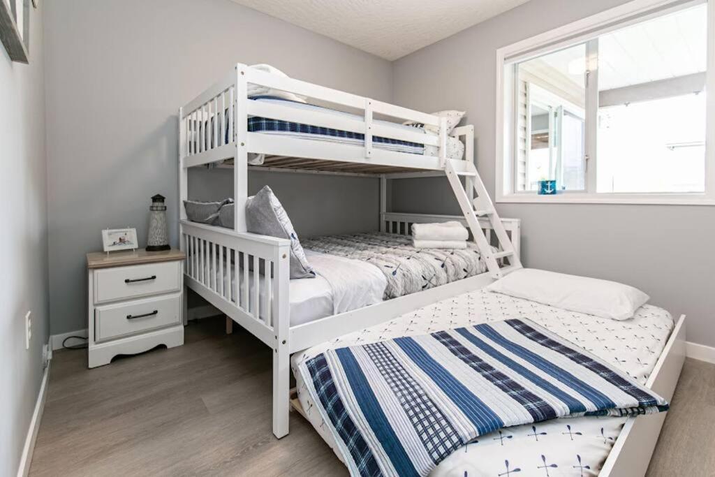 Lovely 2 Bedroom Suite Steps From The Beach Victoria Esterno foto