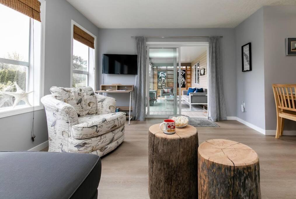 Lovely 2 Bedroom Suite Steps From The Beach Victoria Esterno foto
