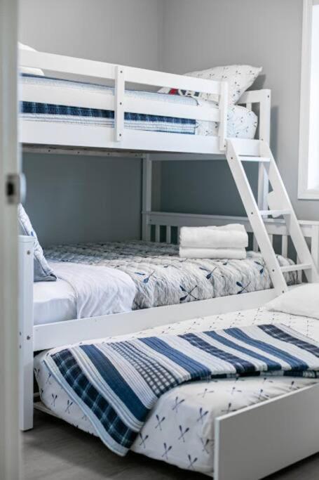 Lovely 2 Bedroom Suite Steps From The Beach Victoria Esterno foto